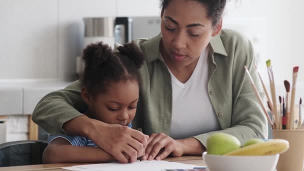 Una Bambina Africana Mamma Che Aiutano Disegnare Con Pennarello Sulla — Video Stock