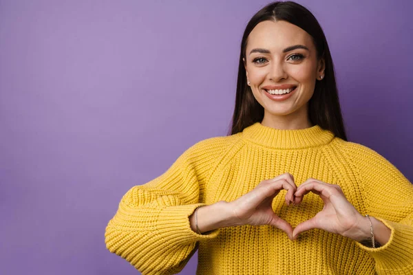 Mujer Joven Feliz Suéter Que Muestra Símbolo Del Corazón Con —  Fotos de Stock