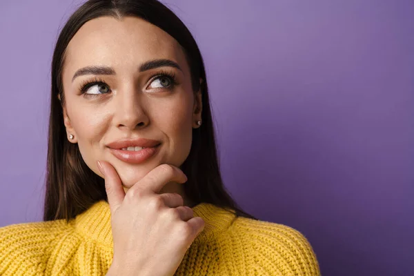 Giovane Donna Pensierosa Maglione Che Tocca Viso Con Mani Sullo — Foto Stock