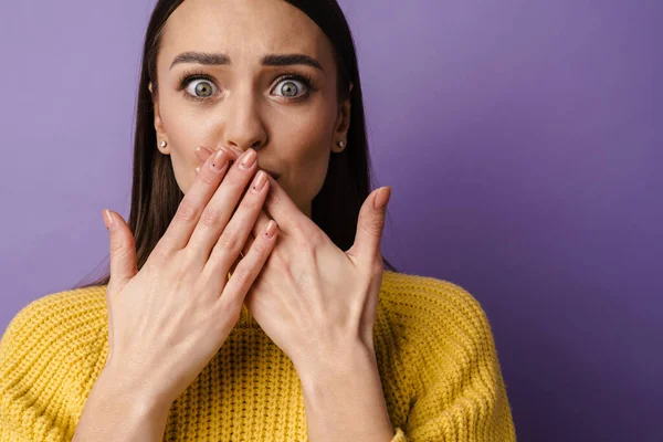 Verrast Jonge Vrouw Bedekt Haar Mond Geïsoleerd Violette Achtergrond — Stockfoto