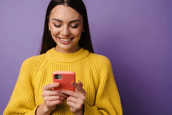Jovem Feliz Usando Suéter Segurando Telefone Celular Sobre Fundo Violeta — Fotografia de Stock