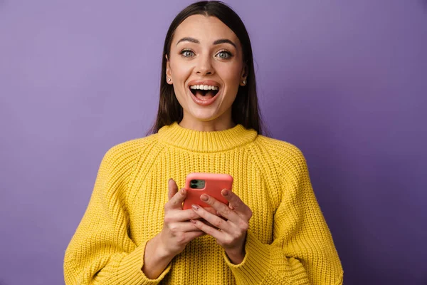 Menina Bonita Animado Exclamando Usar Telefone Celular Isolado Sobre Fundo — Fotografia de Stock