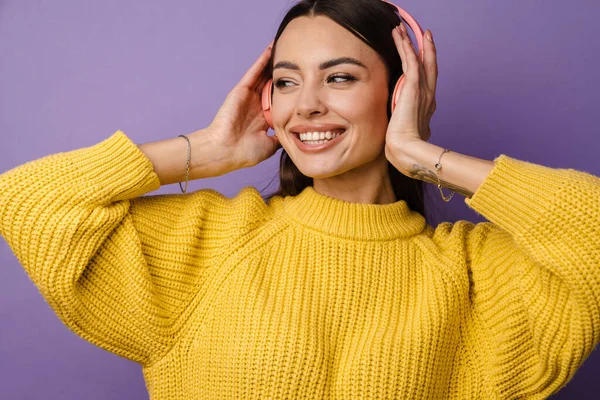 Mujer Joven Feliz Auriculares Sobre Fondo Pared Violeta Escuchando Música —  Fotos de Stock