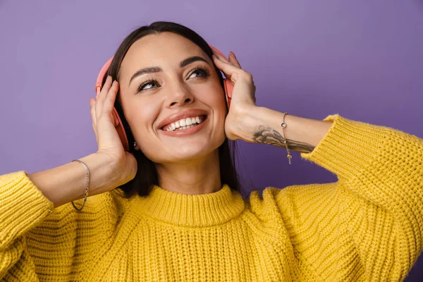 Feliz Hermosa Chica Escuchando Música Con Auriculares Inalámbricos Aislados Sobre —  Fotos de Stock