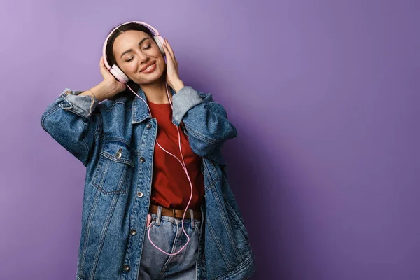 Joyeux Jeune Femme Veste Denim Portant Des Écouteurs Dansant Sur — Photo