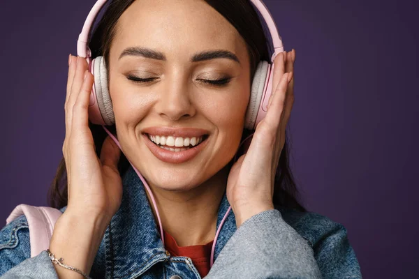 Joyeux Jeune Femme Attrayante Écoutant Musique Avec Des Écouteurs Isolés — Photo