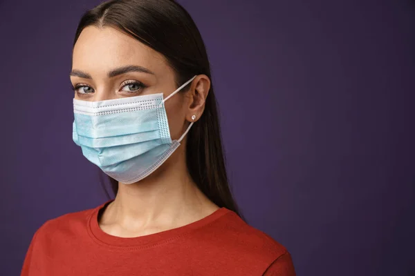 Närbild Ung Vit Kvinna Bär Skyddande Medicinsk Mask Över Violett — Stockfoto