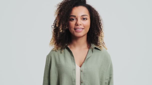 Smuk Afrikansk Amerikansk Kvinde Med Afro Krøller Poserer Til Kameraet – Stock-video
