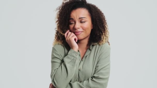 Eine Träumende Afrikanisch Amerikanische Frau Mit Afro Locken Blickt Isoliert — Stockvideo