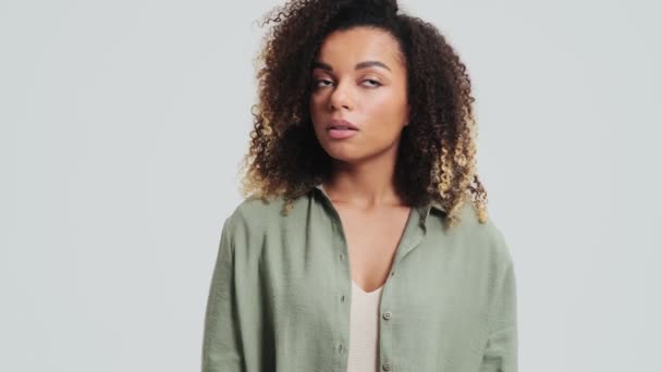 Una Mujer Afroamericana Positiva Con Rizos Afro Está Haciendo Gesto — Vídeos de Stock