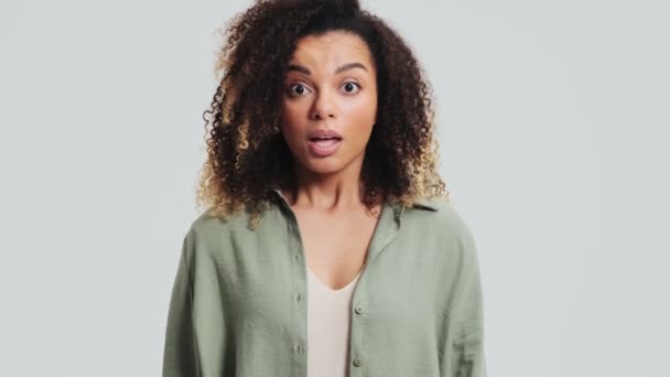 Una Mujer Afroamericana Sorprendida Con Rizos Afro Está Mirando Cámara — Vídeo de stock