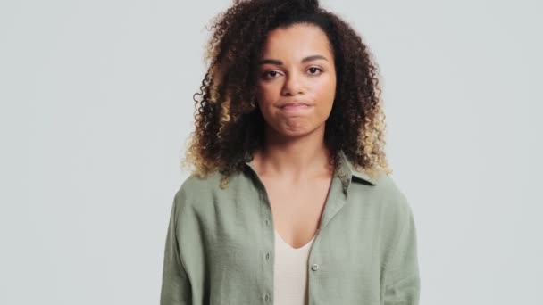 Seriøs Afrikansk Amerikansk Kvinde Med Afro Krøller Ryster Hovedet Negativt – Stock-video