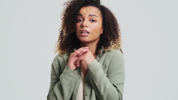 Eine Schüchterne Afro Amerikanerin Mit Afro Locken Blickt Isoliert Über — Stockvideo