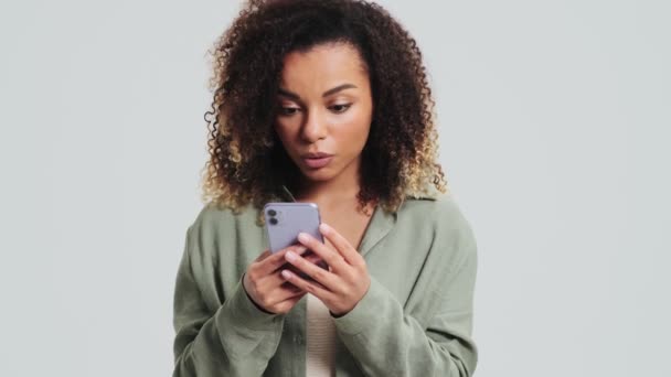 Una Mujer Afroamericana Feliz Con Rizos Afro Está Usando Teléfono — Vídeos de Stock