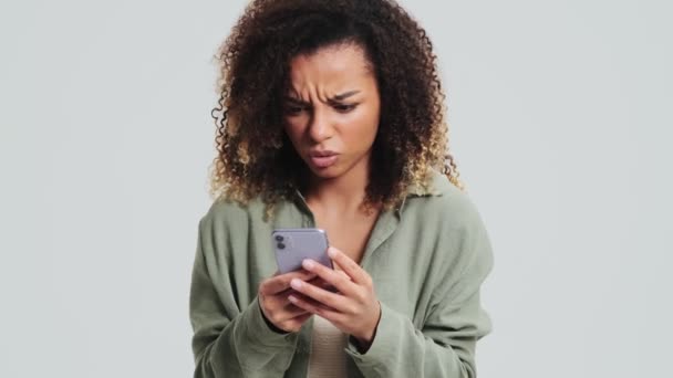 Una Mujer Afroamericana Sorprendida Con Rizos Afro Está Usando Teléfono — Vídeos de Stock