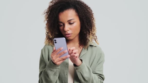 Una Atractiva Mujer Afroamericana Con Rizos Afro Está Usando Teléfono — Vídeos de Stock