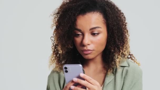 Una Mujer Afroamericana Sonriente Con Rizos Afro Está Usando Teléfono — Vídeos de Stock