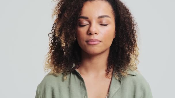 Una Encantadora Mujer Afroamericana Soñadora Con Rizos Afro Está Mirando — Vídeo de stock