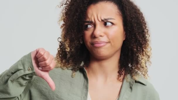 Una Mujer Afroamericana Disgustada Con Rizos Afro Está Haciendo Gesto — Vídeos de Stock