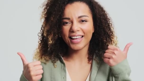 Una Mujer Afroamericana Feliz Con Rizos Afro Posa Con Pulgares — Vídeos de Stock