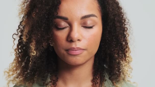 Una Hermosa Mujer Afroamericana Con Rizos Afro Está Abriendo Los — Vídeos de Stock