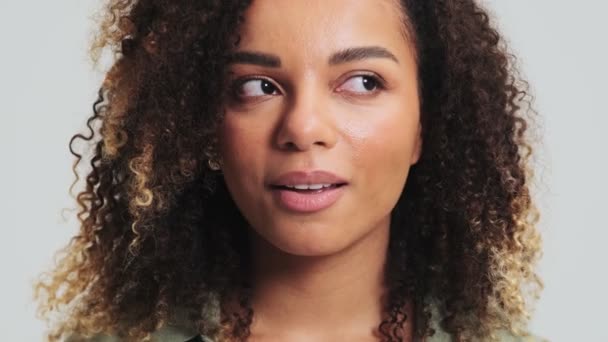 Egy Gyönyörű Afro Amerikai Afro Fürtökkel Stúdió Fehér Fala Fölött — Stock videók