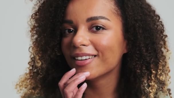Drömmande Afrikansk Amerikansk Kvinna Med Afro Lockar Poserar Till Kameran — Stockvideo