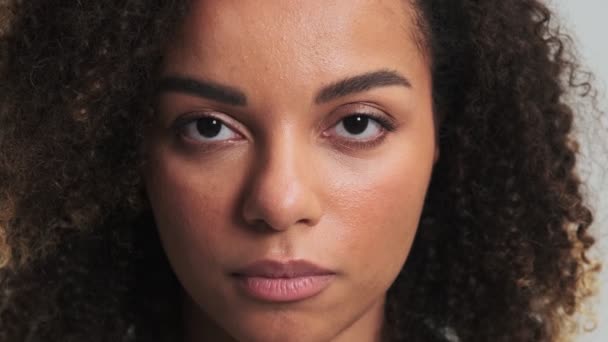 Egy Közeli Kép Egy Afro Fürtökkel Rendelkező Afro Amerikai Nőről — Stock videók