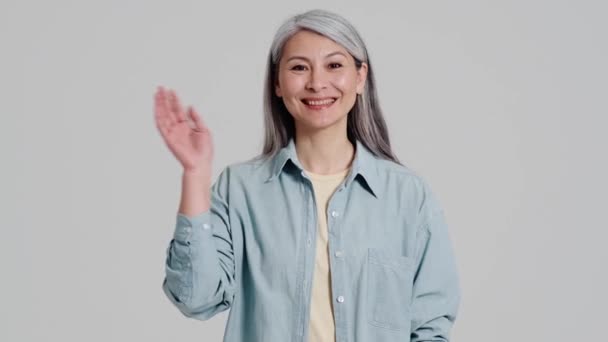 Una Anciana Feliz Está Haciendo Gesto Saludo Pie Aislada Sobre — Vídeos de Stock