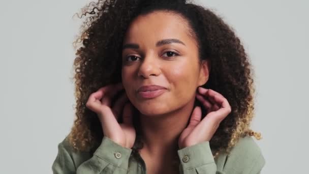Uma Mulher Americana Africana Satisfeita Com Cachos Afro Está Olhando — Vídeo de Stock