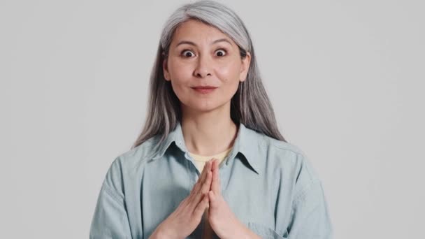 Šťastná Starší Žena Raduje Když Stojí Izolovaná Nad Šedou Zdí — Stock video