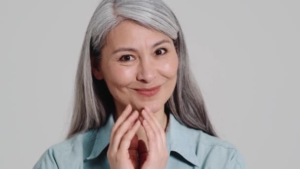 Una Donna Anziana Pensante Mostra Gesto Segreto Isolato Muro Grigio — Video Stock