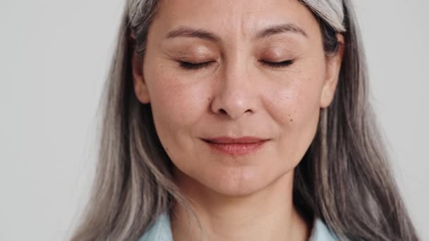 Uma Visão Perto Uma Mulher Mais Velha Calma Está Abrindo — Vídeo de Stock