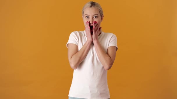 Een Verrassende Blonde Aziatische Vrouw Een Shirt Die Haar Mond — Stockvideo