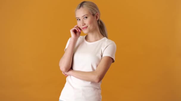 Leende Blond Asiatisk Kvinna Shirt Som Tänker Något Och Lyfter — Stockvideo