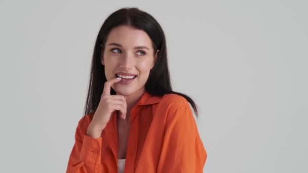 Una Donna Soddisfatta Sta Guardando Telecamera Piedi Isolata Sopra Muro — Video Stock