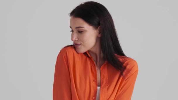 Una Mujer Sonriente Está Mirando Cámara Pie Aislada Sobre Una — Vídeos de Stock