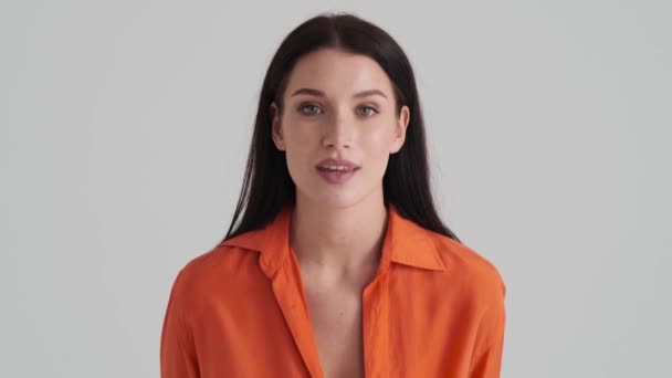 Een Charmante Vrouw Doet Stilte Gebaar Met Haar Vinger Geïsoleerd — Stockvideo