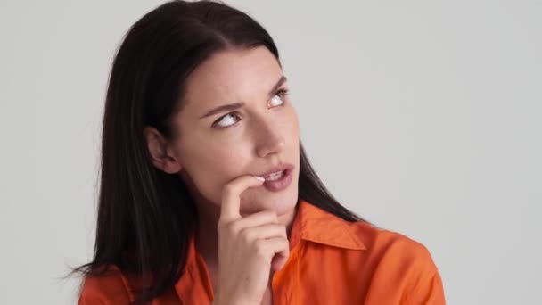Una Mujer Seria Está Pensando Algo Mientras Levanta Dedo Ocurre — Vídeos de Stock