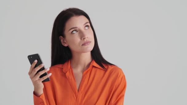 Una Mujer Soñadora Está Utilizando Teléfono Inteligente Pie Aislado Sobre — Vídeos de Stock