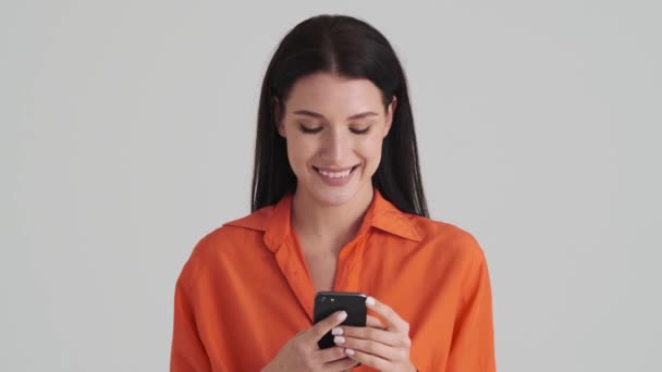 Una Mujer Sonriente Está Utilizando Teléfono Inteligente Pie Aislado Sobre — Vídeo de stock