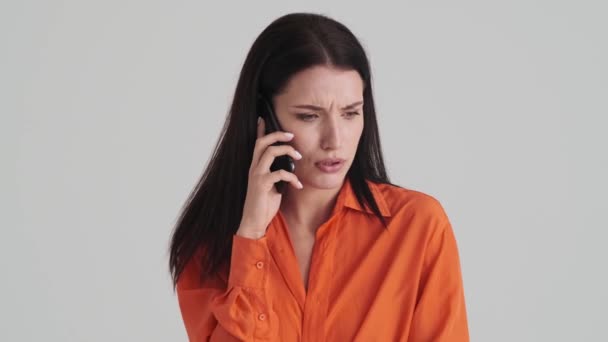 Una Donna Scontenta Sta Parlando Sul Suo Smartphone Piedi Isolato — Video Stock