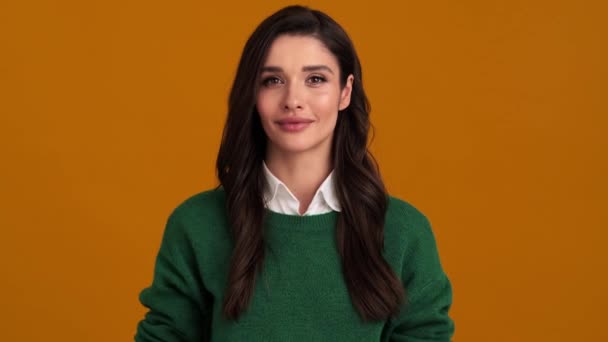 Una Joven Sonriente Con Suéter Verde Una Camisa Haciendo Gesto — Vídeos de Stock