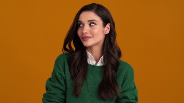 Una Mujer Joven Positiva Suéter Verde Una Camisa Mirando Los — Vídeos de Stock