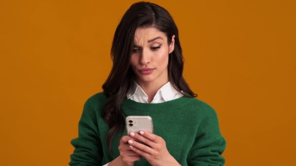 Een Boze Vrouw Een Groene Trui Shirt Typt Iets Aan — Stockvideo