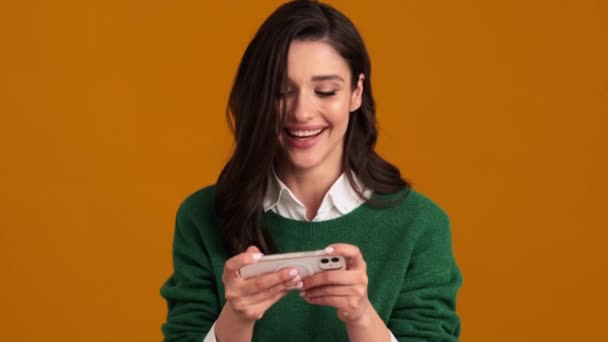 Una Mujer Feliz Suéter Verde Una Camisa Jugando Juego Teléfono — Vídeo de stock