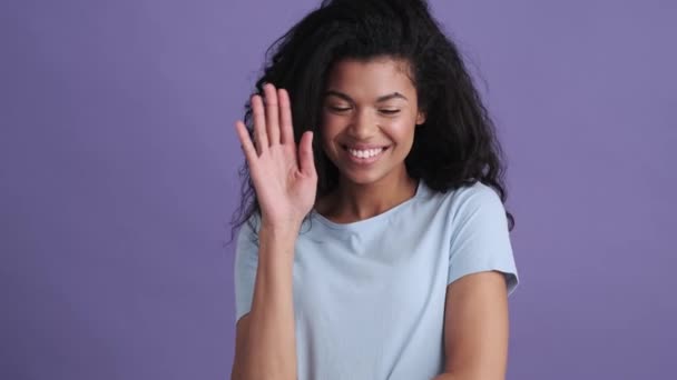 Uma Jovem Africana Encaracolada Sorridente Uma Camiseta Mostrando Gesto Despedida — Vídeo de Stock