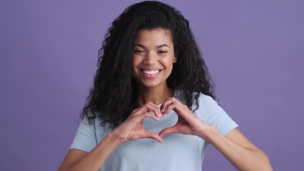 Una Mujer Africana Sonriente Con Una Camiseta Que Muestra Gesto — Vídeos de Stock