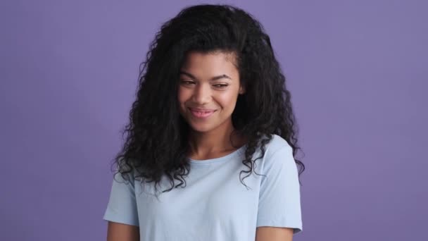 Uma Jovem Africana Sorrindo Timidamente Alisando Seu Cabelo Estúdio Roxo — Vídeo de Stock