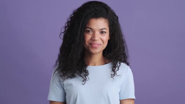 Una Mujer Africana Sonriente Con Una Camiseta Que Muestra Signo — Vídeo de stock